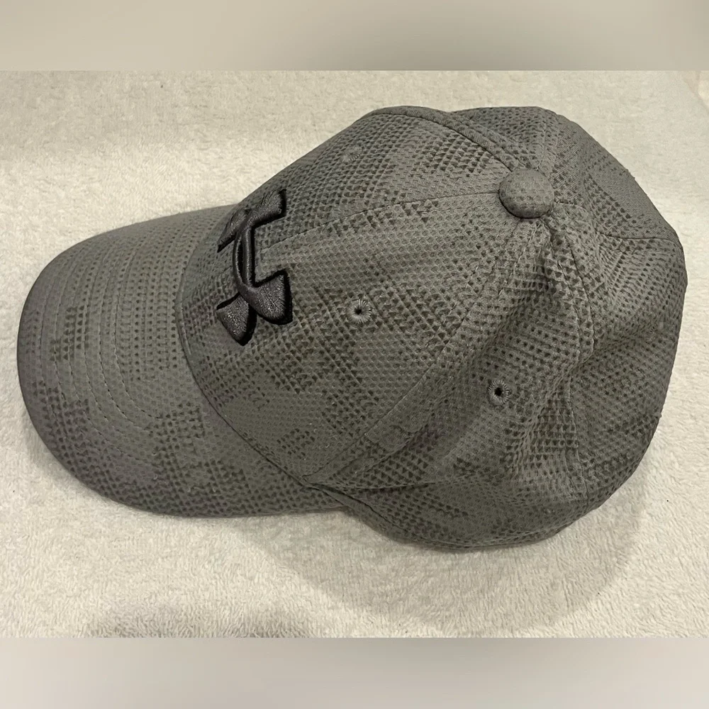 Under armor boys youth small medium cap gray